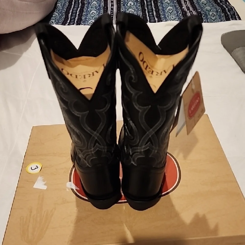 Laredo Black Heeled Western Boots NEW IN BOX. (WIDE WIDTH). - Picture 2 of 9